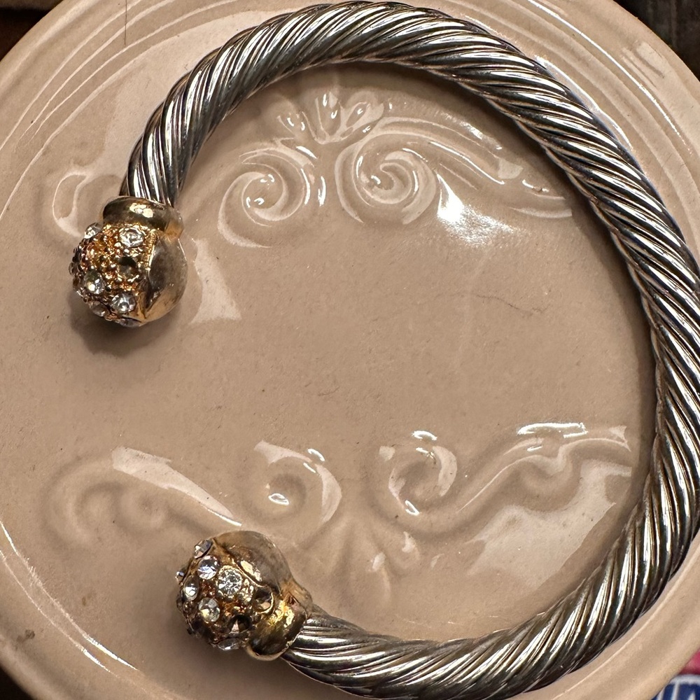 Beautiful bracelet missing few stones